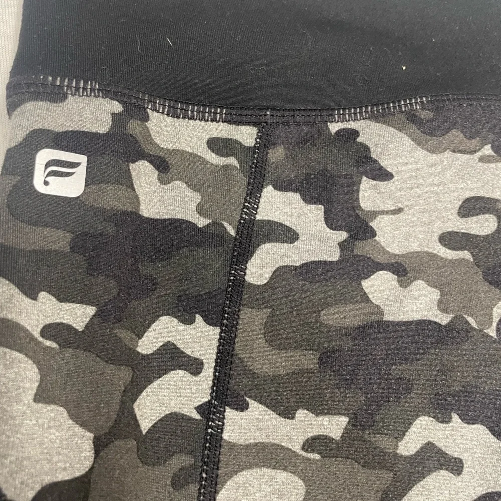 Fabletics street camo leggings size‎ medium